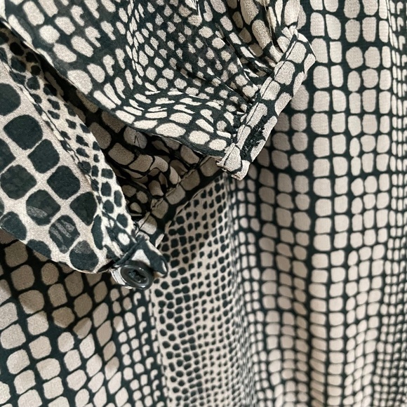 Banana Republic- Flounce Hem Chiffon V- Neck Dress - Picture 8 of 16